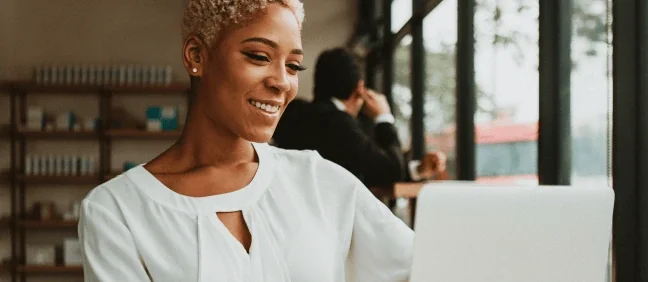 Mujer usando correo empresarial en su computadora